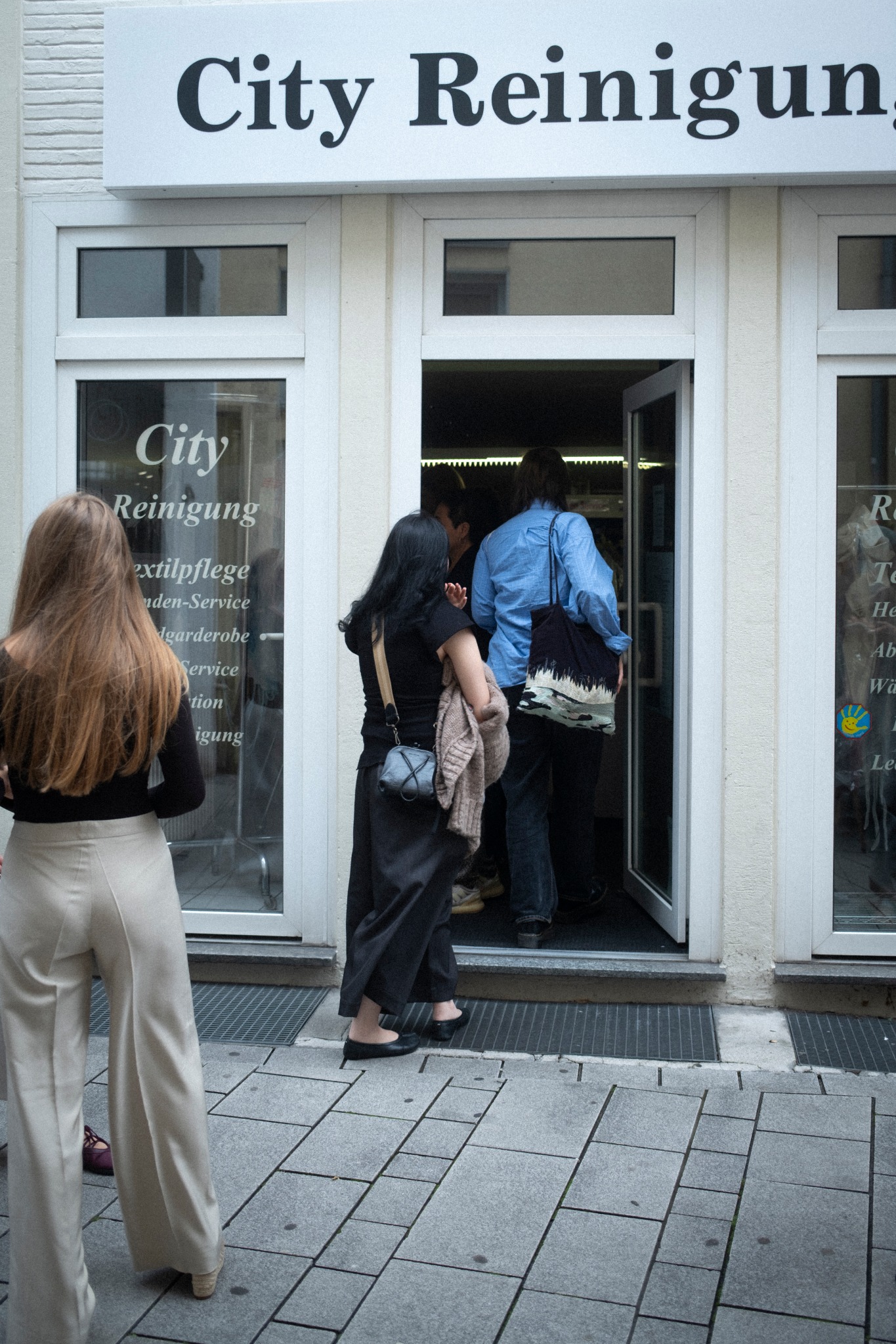 Visitors entering City Reinigung during laundry works