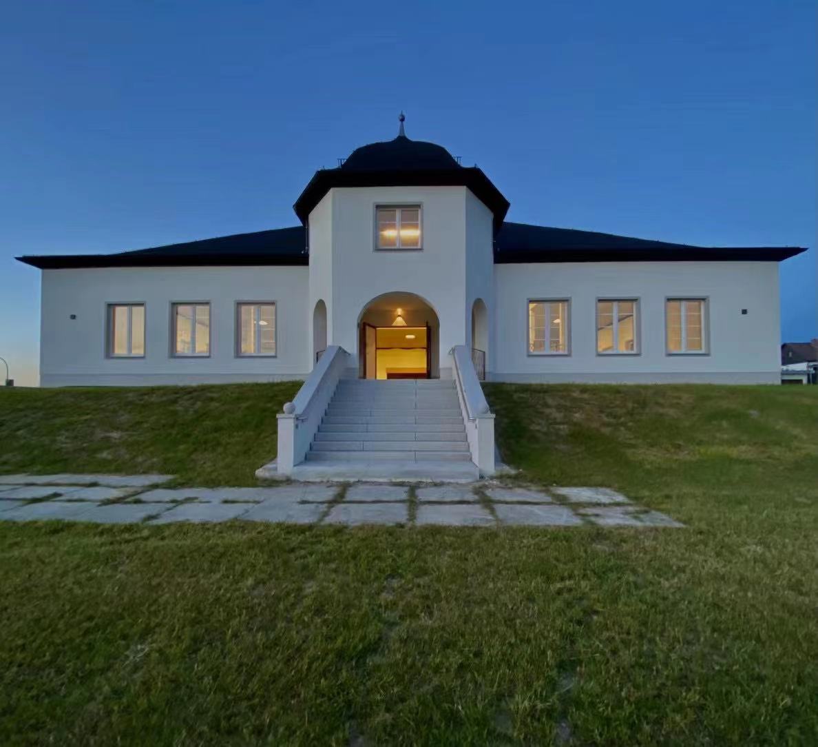 Front view of the performance space in Oderwitz at dusk
